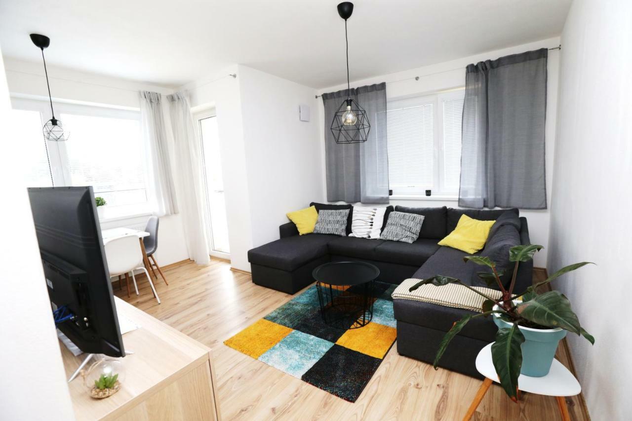 Samorin - Apartment In The Center - Private Parking - Klimatizacia Екстериор снимка