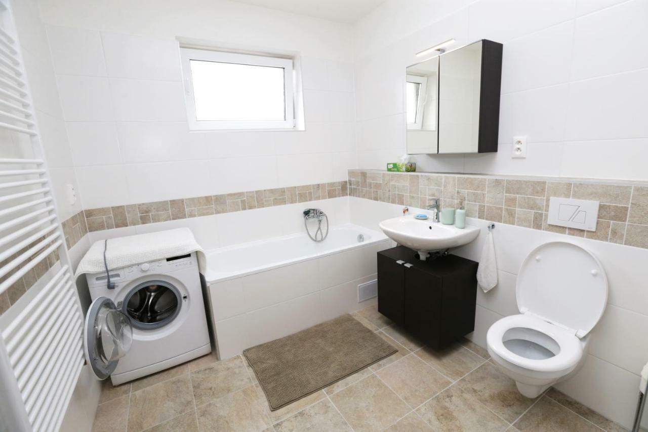 Samorin - Apartment In The Center - Private Parking - Klimatizacia Екстериор снимка