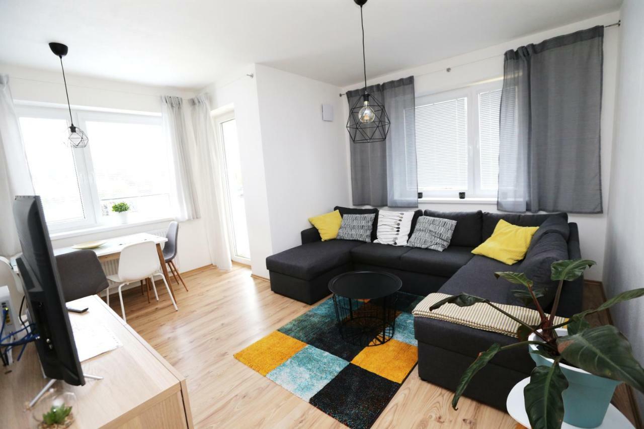 Samorin - Apartment In The Center - Private Parking - Klimatizacia Екстериор снимка